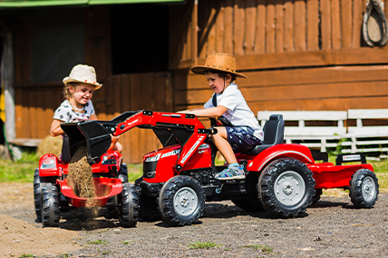 Enfant avec Tracteur Massey Ferguson