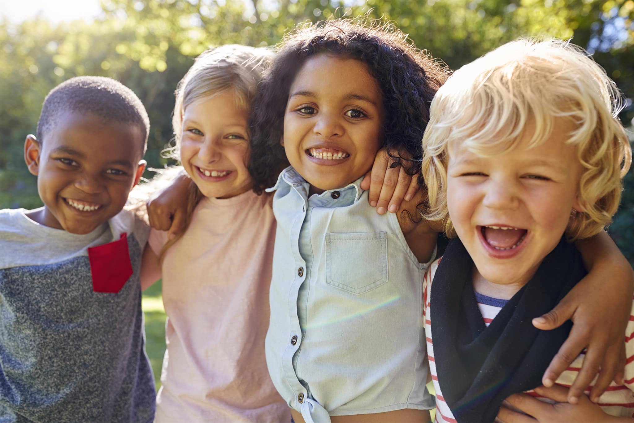 quatre enfants souriants