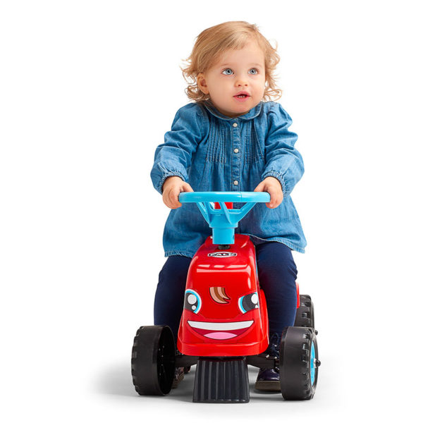 Kleines spielendes Mädchen mit Kinderfahrzeug Tractor Go! Falk Toys 200B