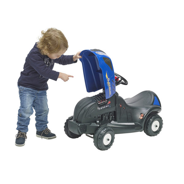 Spielendes Kind mit Lauftraktor New Holland Falk Toys 3070
