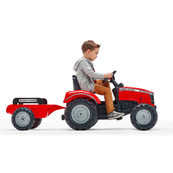 Niño jugando con Tractor de pedales Massey Ferguson rojo Falk Toys 4010AB