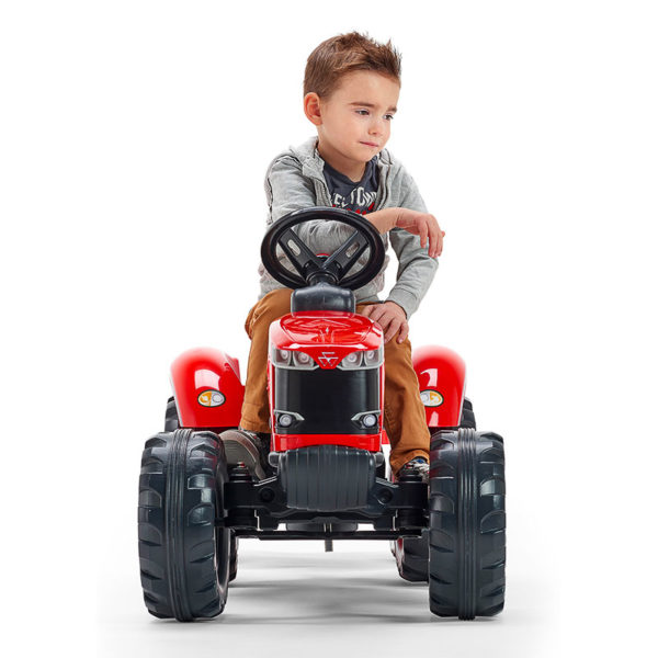 Pequeño jugando con Tractor de pedales Massey Ferguson rojo 4010AB