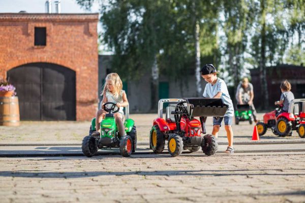 Enfants jouant avec tracteur à pédales Supercharger Falk Toys 2020AB en plein air