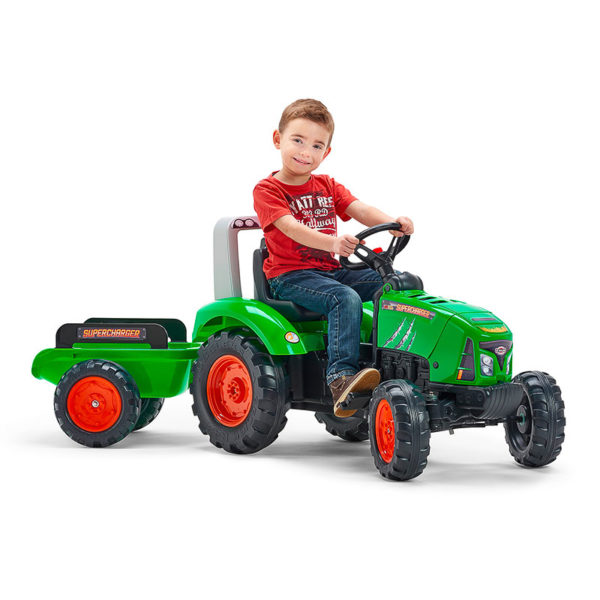 Spielendes Kind mit Traktor mit Pedalen Supercharger 2021AB