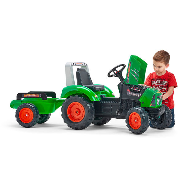 Enfant jouant avec tracteur à pédales Supercharger Falk Toys 2021AB