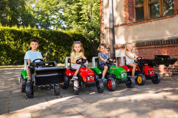 Enfants jouant avec tracteur à pédales Supercharger 2021AB en plein air et autres tracteurs