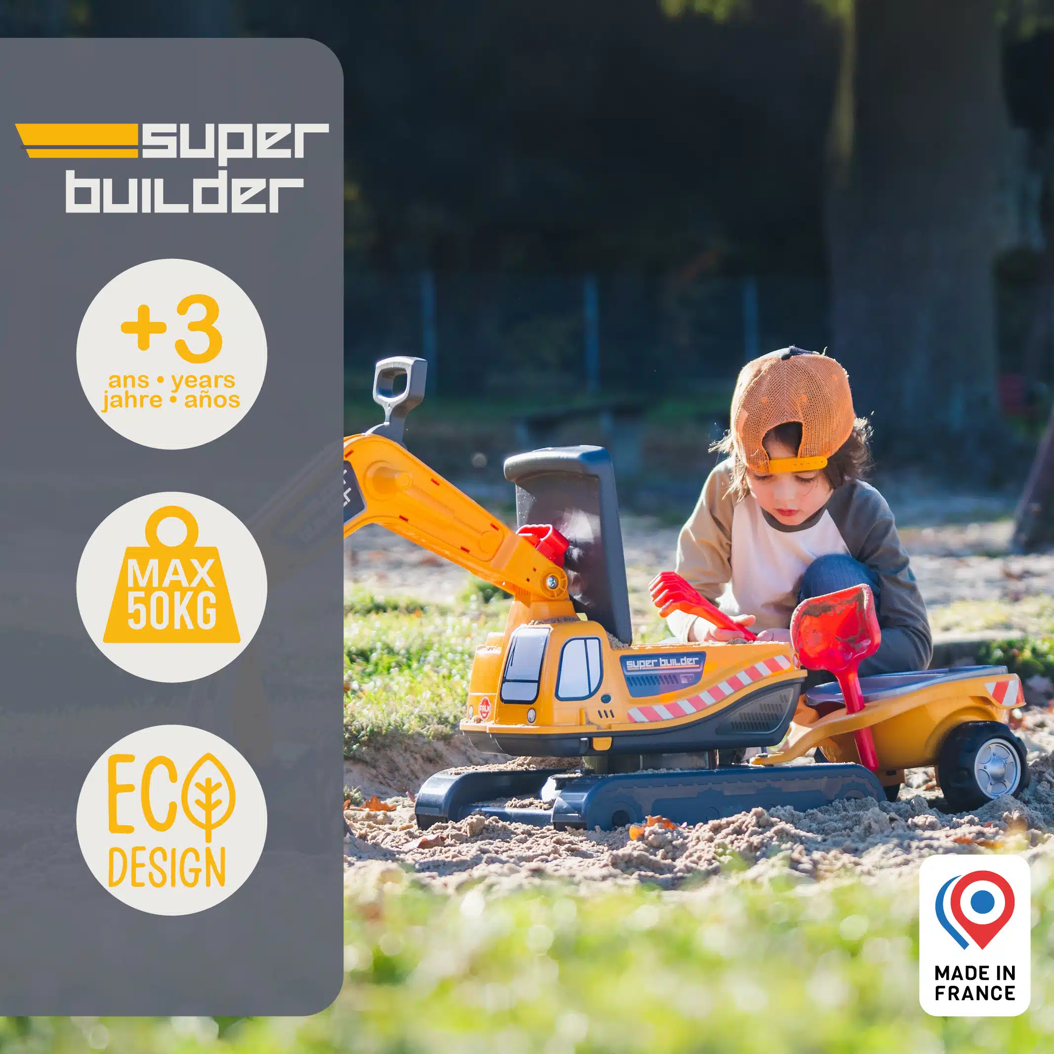 Garçon jouant avec pelleteuse Super Builder