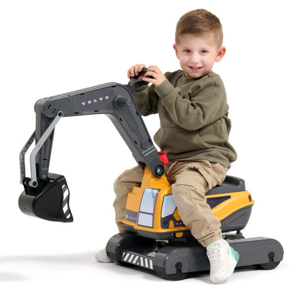 Enfant sur pelleteuse Volvo