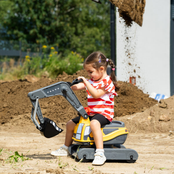 Enfant sur pelleteuse Volvo