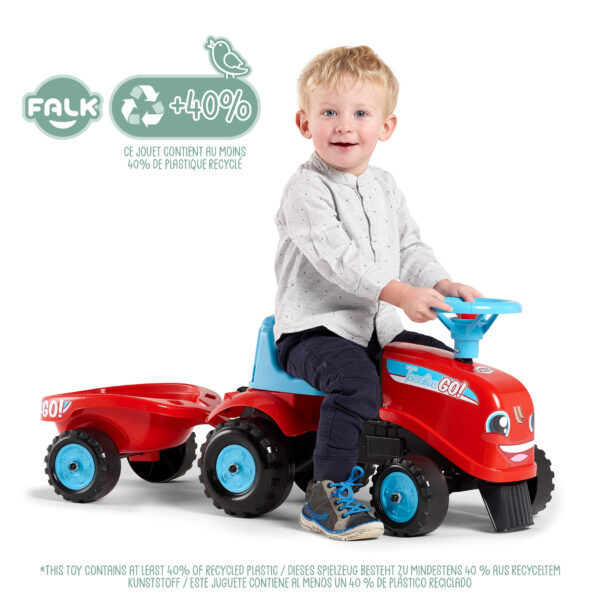 Petit garçon jouant avec porteur Tractor Go!
