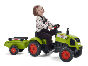 Fille sur le tracteur Claas