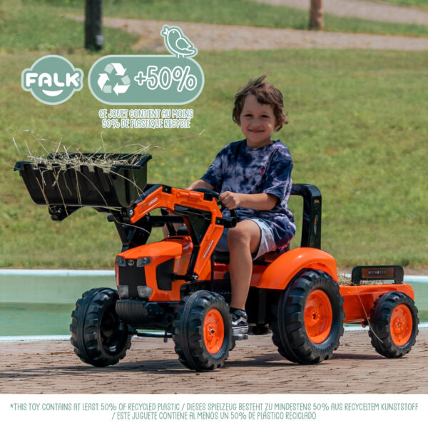 Enfant sur tractopelle Kubota