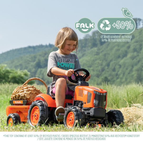 Fille sur Tracteur à pédales Kubota