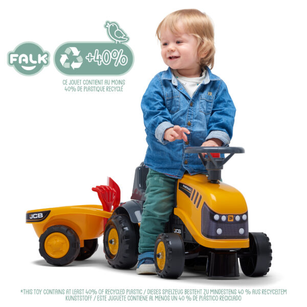 Enfant sur porteur JCB