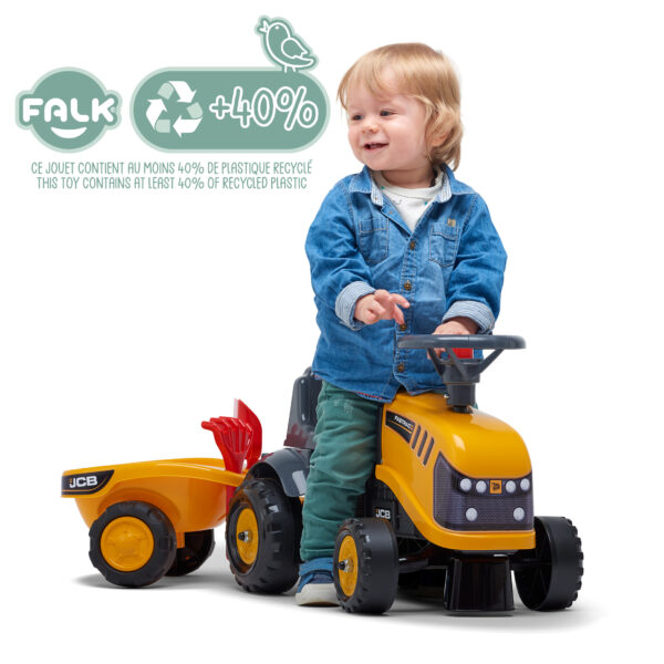 Enfant sur porteur JCB