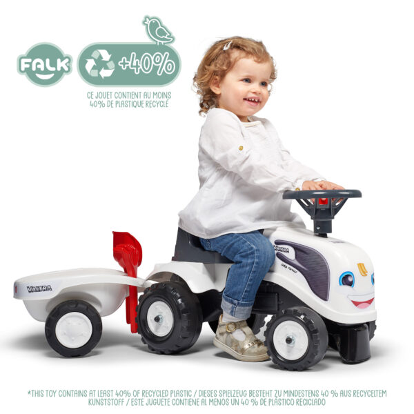 Enfant sur Porteur tracteur Valtra