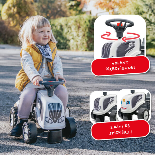 Enfant sur Porteur tracteur Valtra