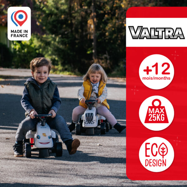 Enfant sur Porteur tracteur Valtra