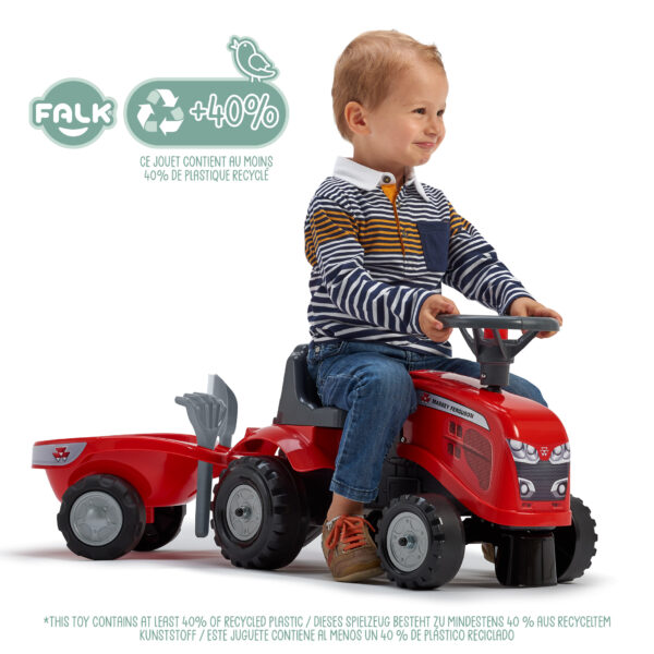 Enfant sur porteur tracteur Massey Ferguson
