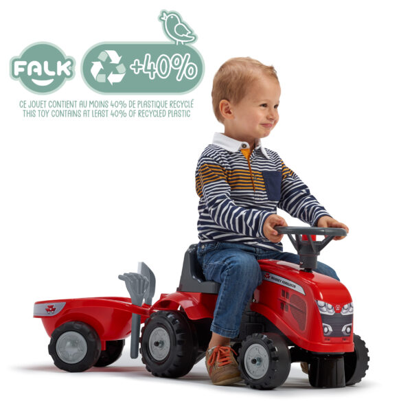 Enfant sur porteur tracteur Massey Ferguson