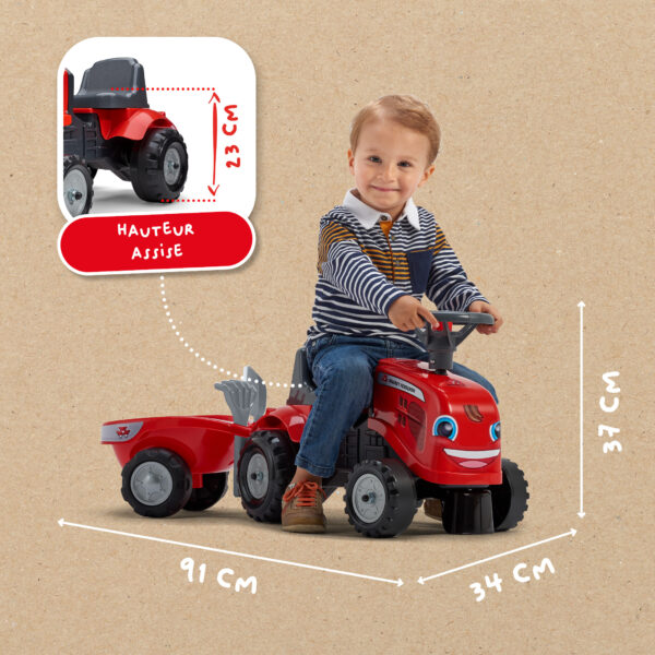 Enfant sur porteur tracteur Massey Ferguson