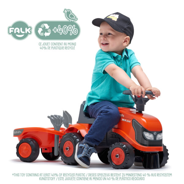 Enfant sur porteur tracteur Kubota