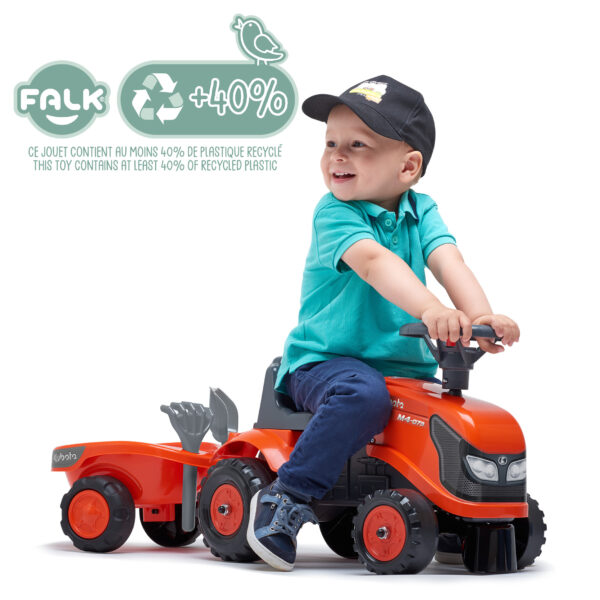 Enfant sur porteur tracteur Kubota