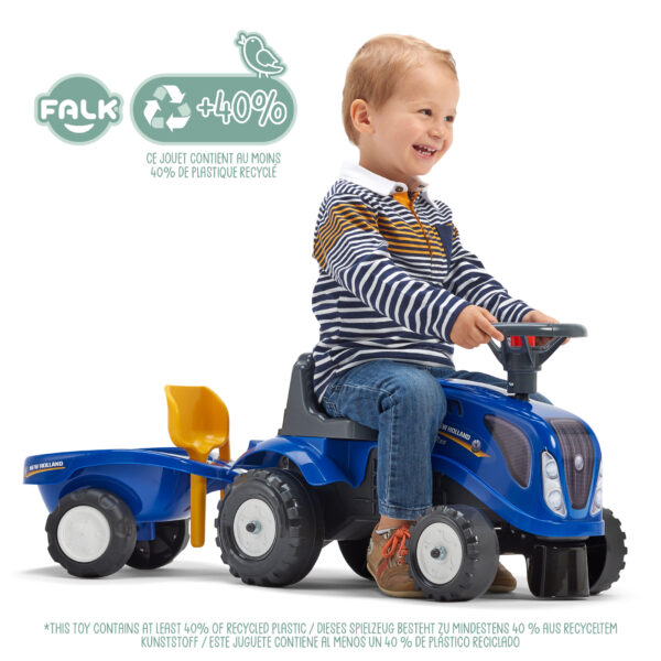 Garçon sur Porteur New Holland avec remorque