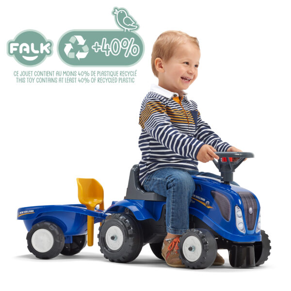 Enfant sur porteur tracteur New Holland