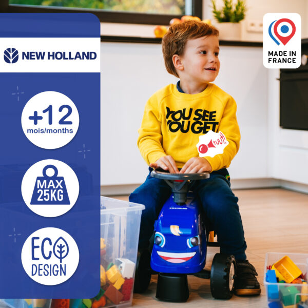 Enfant sur porteur tracteur New Holland