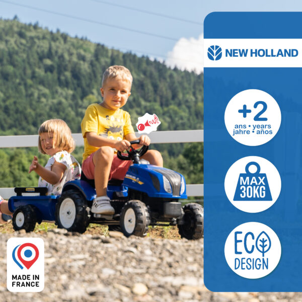 Enfants avec Tracteur New Holland