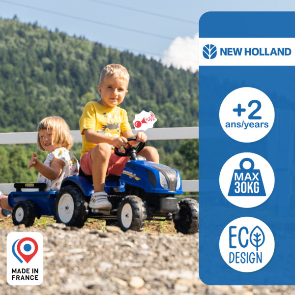 Enfants avec Tracteur New Holland