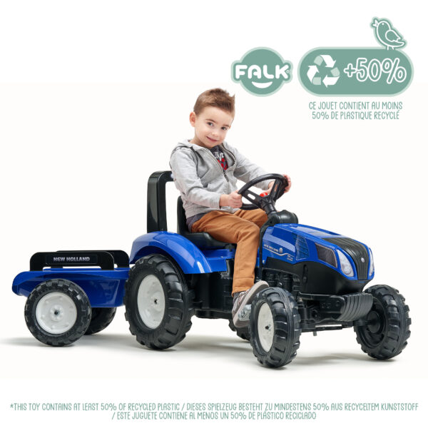 Enfant sur tracteur New Holland