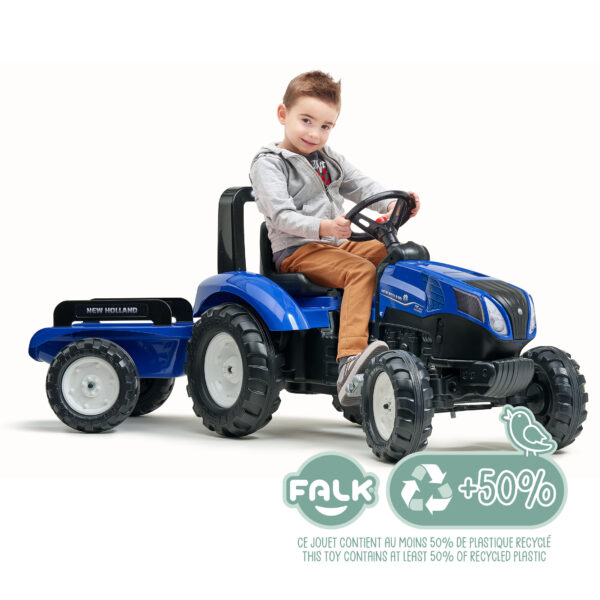 Enfant sur tracteur New Holland