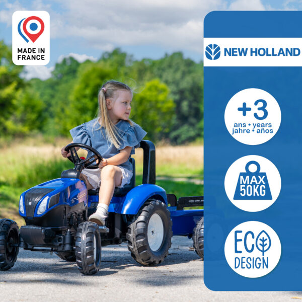 Enfant sur tracteur New Holland