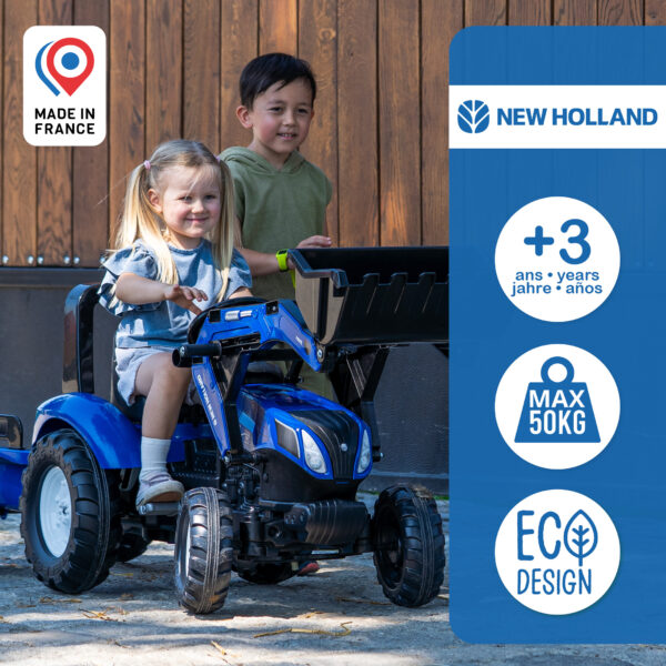 Enfant sur Tractopelle New Holland