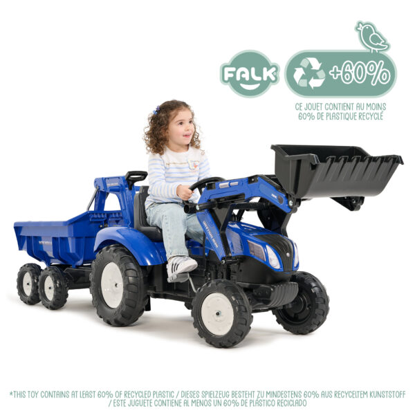 Enfant sur Maxi tractopelle New Holland