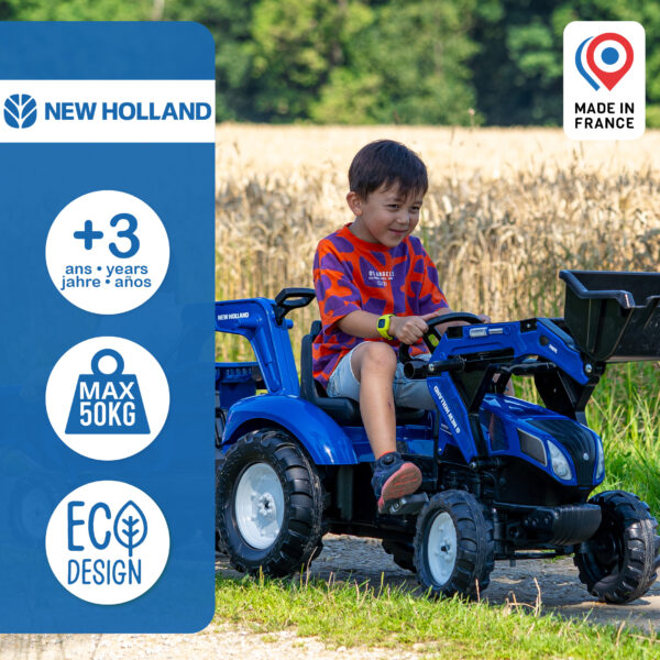 Enfant sur Maxi tractopelle New Holland