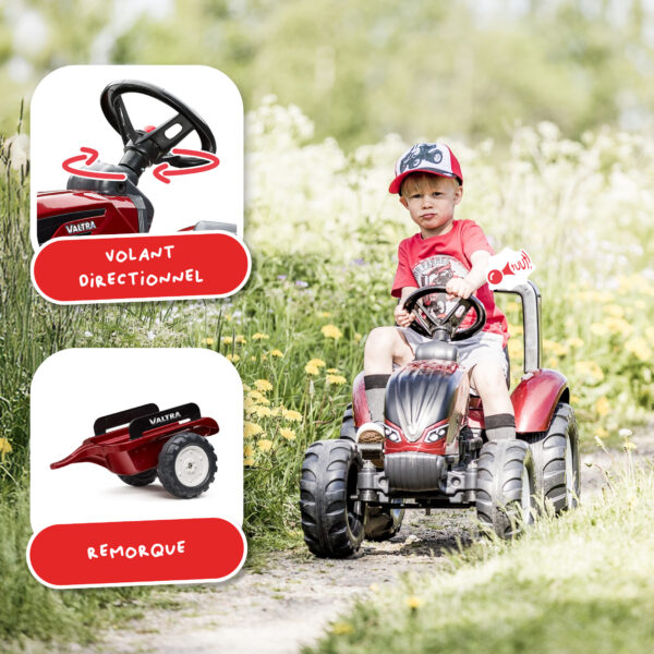 Enfant sur traceur Valtra