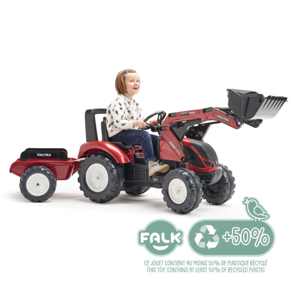 Enfant sur tractopelle Valtra
