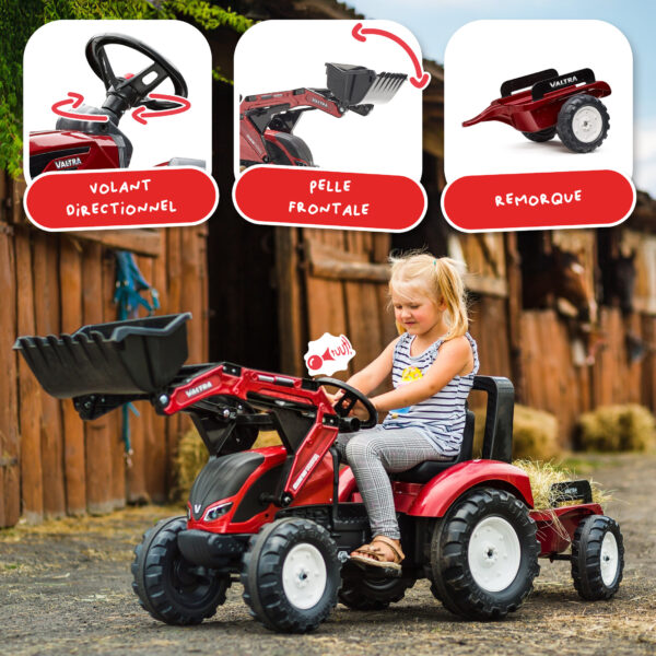 Enfant sur tractopelle Valtra