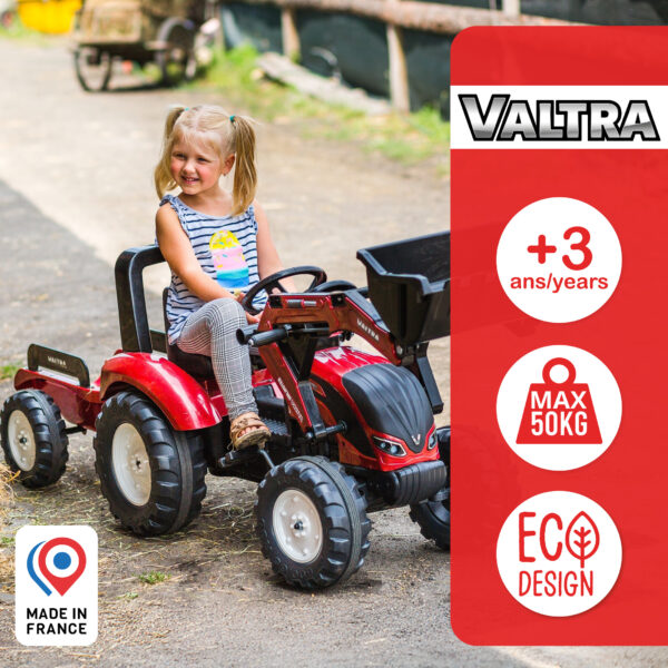 Enfant sur tractopelle Valtra