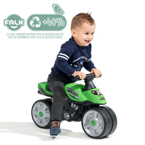 Enfant sur moto draisienne Bud Racing