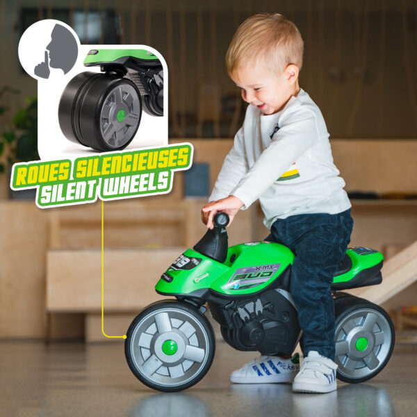 Enfant sur moto draisienne Bud Racing