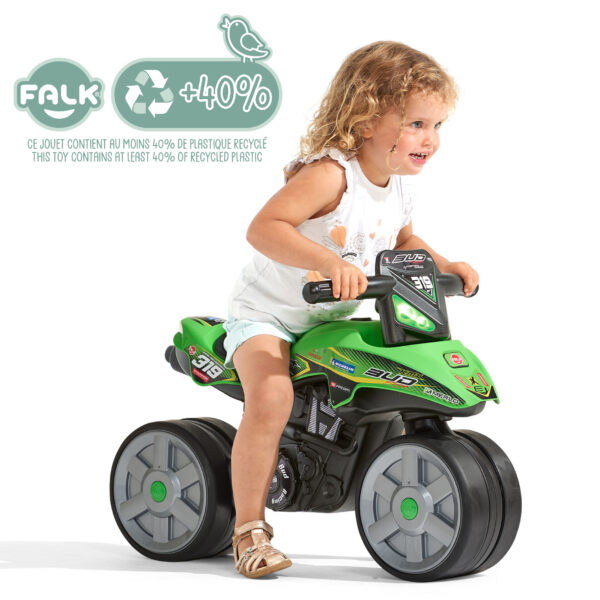 Enfant sur moto draisienne Bud Racing