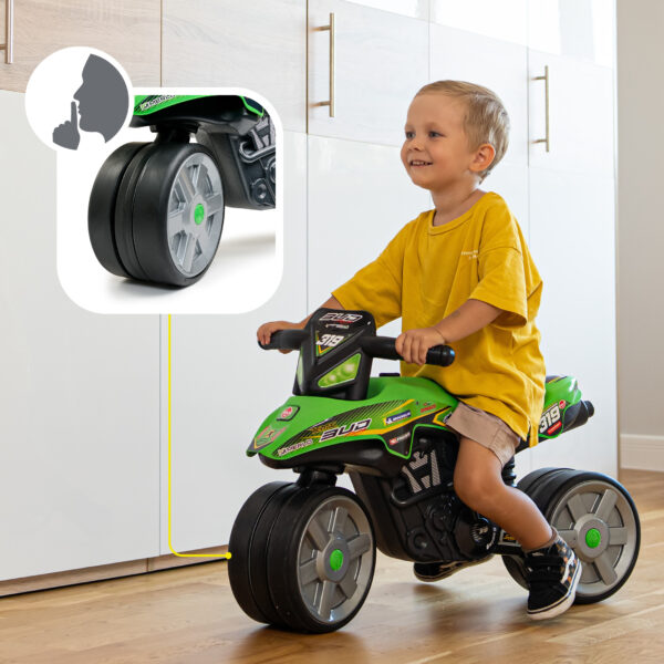 Enfant sur moto draisienne Bud Racing