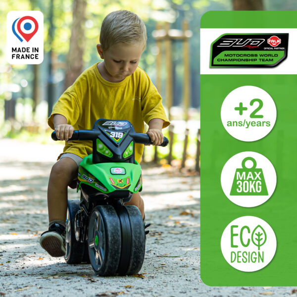 Enfant sur moto draisienne Bud Racing