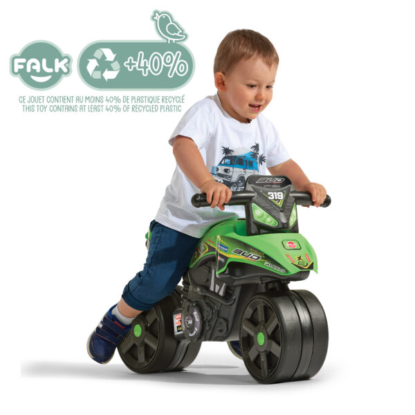 Enfant sur moto draisienne Bud Racing