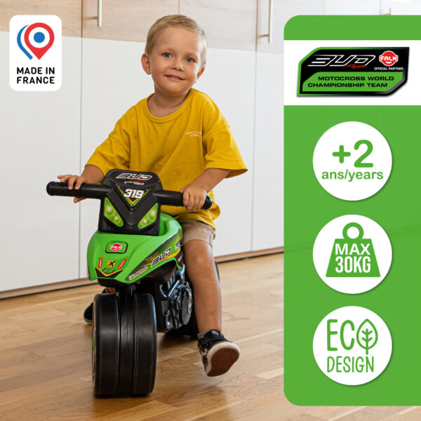 Enfant sur moto draisienne Bud Racing