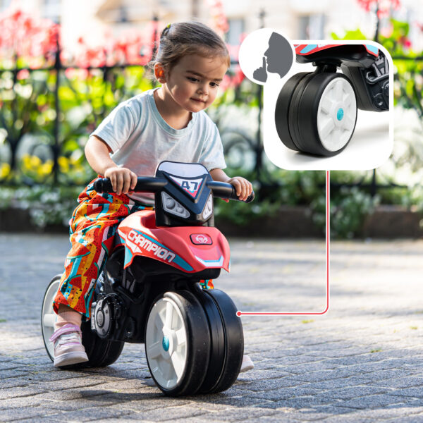 Enfant sur draisienne moto Champion